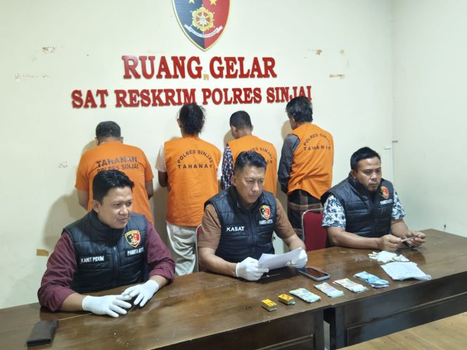 					Release Pengungkapan Kasus Judi Qiu-Qiu di Ruang Gelar Perkara Reskrim Polres Sinjai. (Foto: Ist/ Humas)