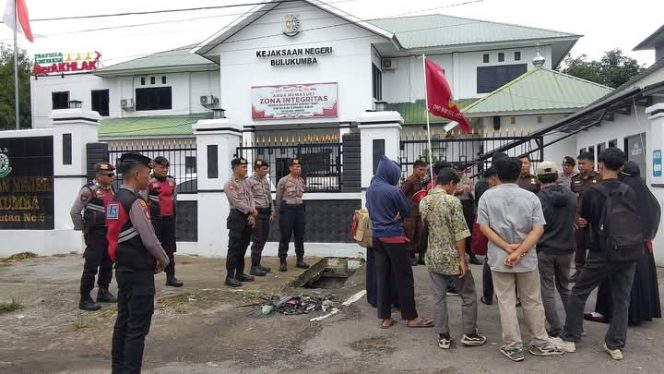 					Massa Aksi IMM Bulukumba Didepan Kantor Kejaksaan Negeri. (Foto: Ist)