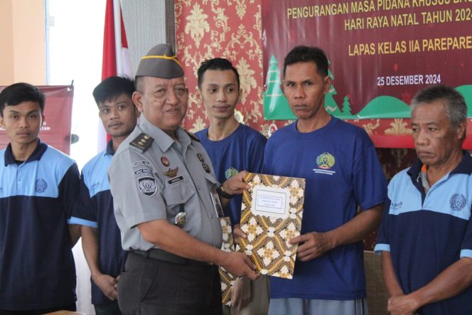 					Penyerahan SK Remisi Khusus Natal 2024 kepada WBP Lapas Parepare. (Foto: Ist/ Humas)