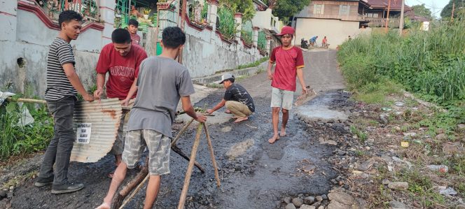 					Warga Kampung Mandar Perbaiki Jalan Rusak secara Swadaya. (Foto: Berita.News/ Wahyu)
