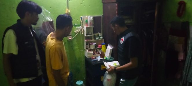 					Personel Polres Bulukumba Memeriksa Kamar Kos-kosan. (Foto: Ist/ Humas)