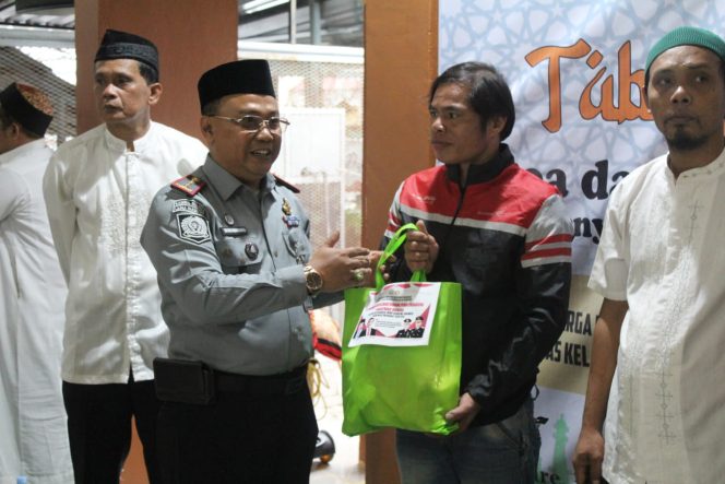 					Kalapas Totok Budianto Bagikan Sembako kepada Warga Binaan Lapas Parepare. (Foto: Ist/ Humas)