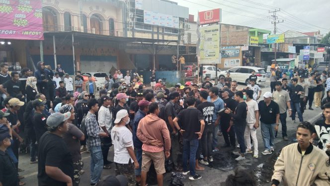 					Massa Aksi di Depan Kantor Bawaslu Bulukumba. (Dok: Berita.News/ Syarif)