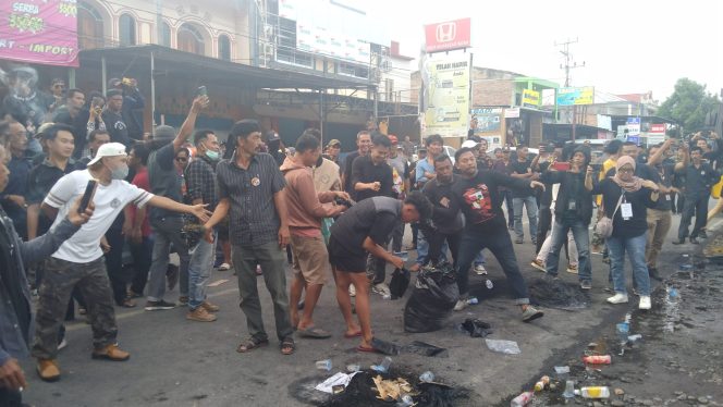 					Massa Aksi Melempari Kantor Bawaslu Bulukumba dengan Kotoran Ternak. (Dok: Berita.News/ Syarif)