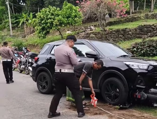 					Polisi dari Satlantas Polres Sinjai saat Olah TKP. (Dok: Ist/ Pribadi)
