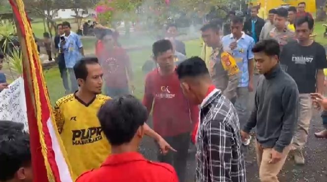 					Tangkapan Layar Video Oknum Pegawai PUPR Sinjai Tampar Pendemo.