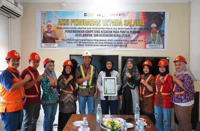 					Kepala Dinas Pekerjaan Umum (PU)  Makassar Zuhaelsi Zubir saat menerima  Sertifikat ISO pada UPT Perbengkelan dan Pengelolaan Alat berat (dok.)