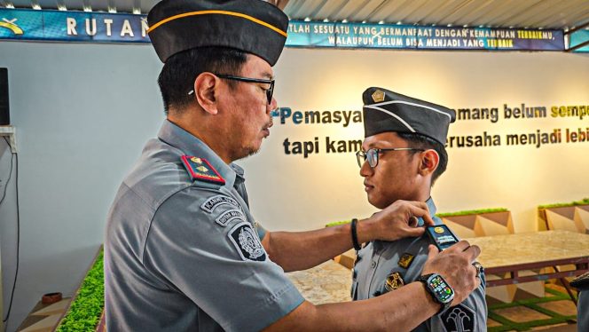 					Karutan Barru Sematkan Tanda Kenaikan Pangkat Pada Enam Pegawai Rutan Kelas IIB Barru. (Foto: Ist/ Humas)