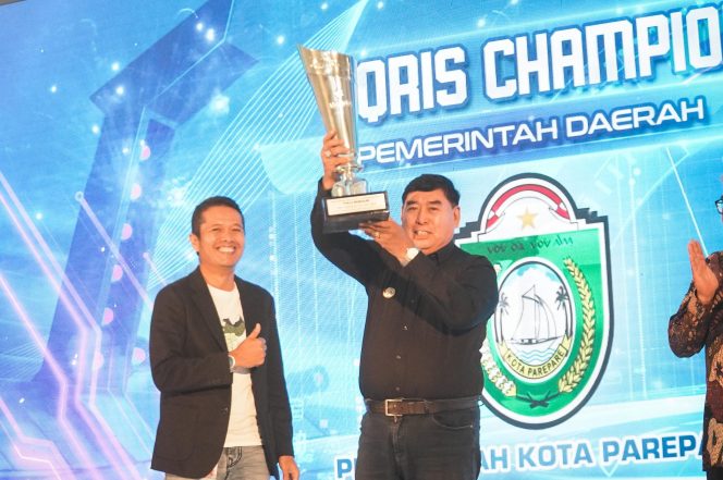 					 Pj Wali Kota Parepare, Abdul Hayat Gani Mengangkat Piala Bergilir Bank Indonesia. (Foto: Ist/ Humas)
