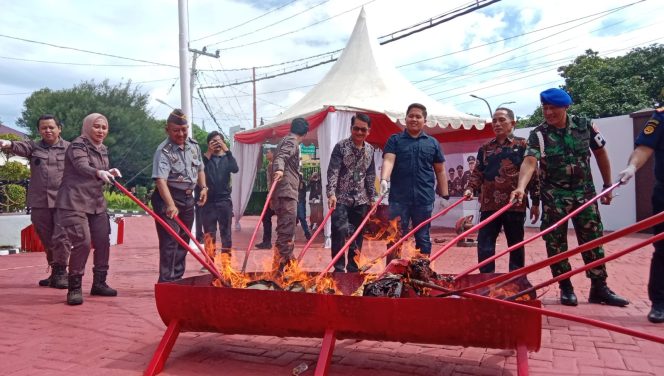 					Proses Pemusnahan Barang Bukti dengan Cara Dibakar di Kejari Parepare. (Foto: Berita.News/ Wahyu)