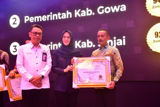 					Pj. Bupati Sinjai, Andi Jefrianto Asapa Menerima Penghargaan yang Diserahkan Ketua DRPD Provisni Sulsel. (Foto: Ist/ Humas)
