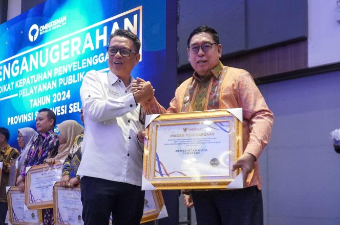 					 Pj Wali Kota parepare, Abdul Hayat Gani Menerima Piagam Penghargaan Dari Ombudsman. (Foto: Ist/ Humas)