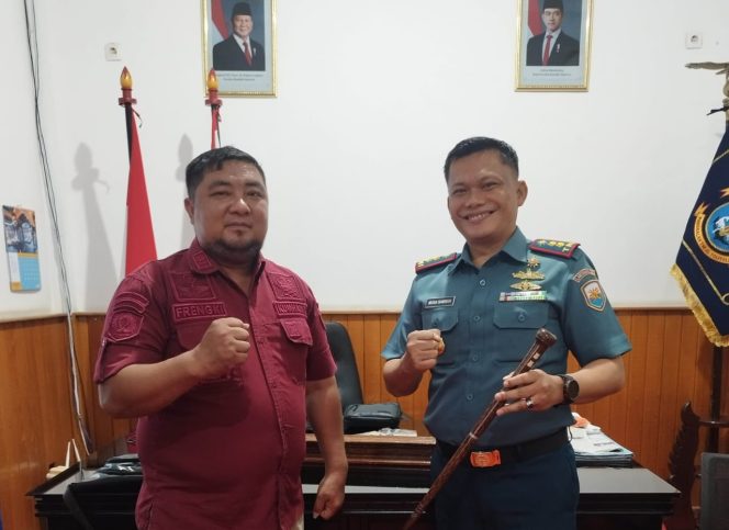 					 Komandan Pangkalan TNI-AL Tolitoli, Letkol Laut (P) Alpirut Yani Musa Samban Memegang Tongkat Komando. (Foto: Ist)