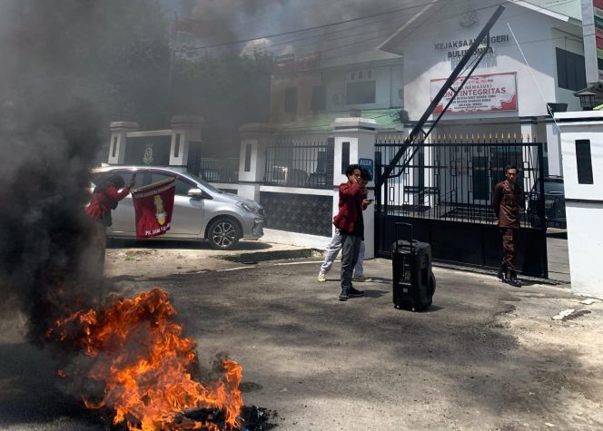 					Aksi Demonstrasi IMM Bulukumba di Kantor Kejari Bulukumba. (Foto: Ist)