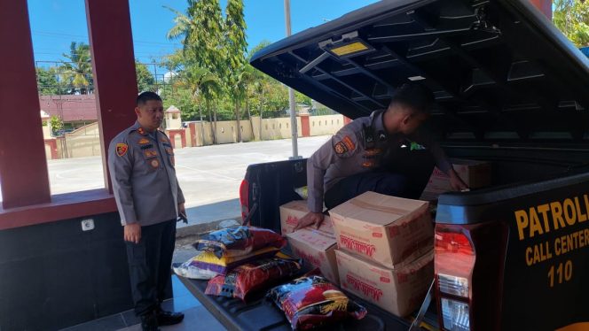					Kapolres Sinjai, AKBP Harry Azhar Mengecek Ketersediaan Stok Bantuan. (Foto: Ist/ Humas)