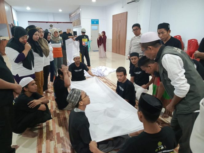 					Praktik Cara Memandikan Jenazah Laki-laki. (Foto: Ist/ Humas)