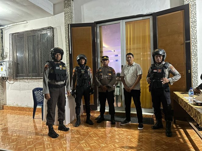 					Personel Polres Bulukumba Pengamanan Ibadah Natal. (Foto: Ist/ Humas)