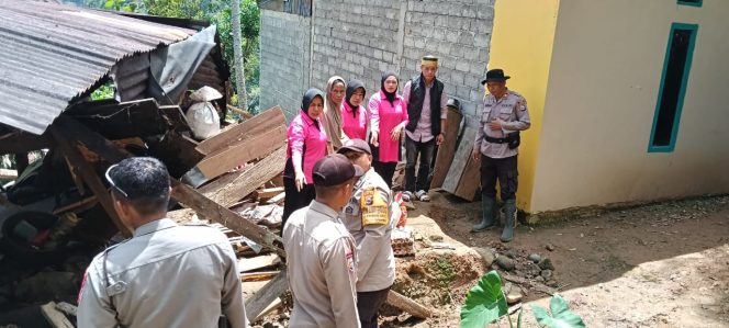 					Kapolsek bersama Bhayangkari Polsek Sinjai Borong Serahkan Bantuan kepada Korban Bencana. (Foto: Ist/ Humas)