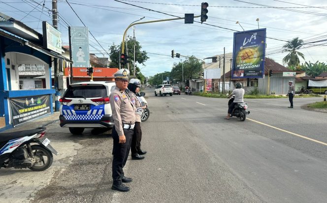 					Personel Sat Lantas Polres Sinjai Sedang Mengatur Arus Lalu Lintas. (Foto: Ist/ Humas)