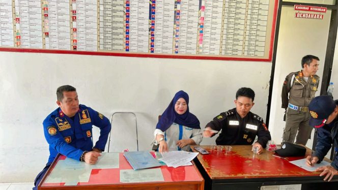 					Ksatpol PP dan Damkar Sinjai Mendampingi Tim BNK. (Foto: Ist)