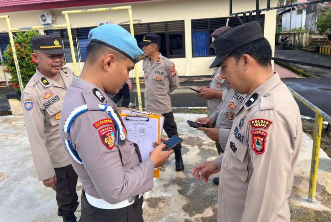 					Personel Propam Polres Sinjai Periksa Ponsel Anggota. (Foto: Ist/ Humas)