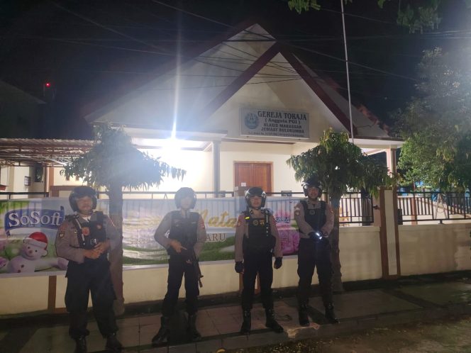 					Personel Polres Bulukumba Saat Pengamanan di Salah Satu tempat Ibadah Umat Kristiani. (Foto: Ist/ Humas)