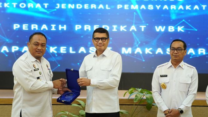 					Kepala Lapas Makassar Menerima Penghargaan Predikat WBK dan WBBM. (Foto: Ist/ Humas)