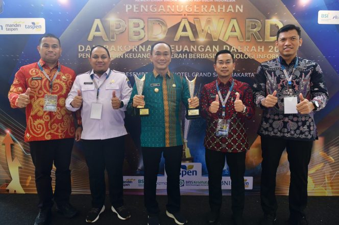 					Pj Gubernur Sulsel Prof Zudan usai menerima 2 penghargaan APBD Award 2024 di Jakarta didampingi Kepala BKAD Salehuddin, Kepala Bapenda Reza Faisal Saleh dan Kepala Inspektorat Marwan (dok.)