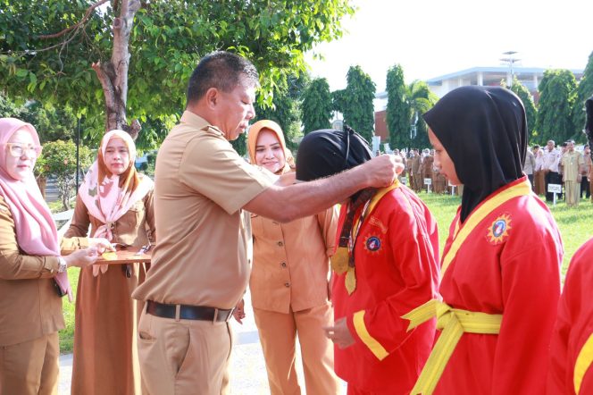 					Pengalungan Medali oleh Bupati Bulukumba, Andi Muchtar Ali Yusuf. (Foto: Ist/ Humas)