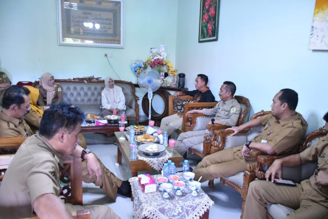 					Pj. bupati Sinjai Bersama Sejumlah Kadis Temua Bupati dan Wabup Terpilih. (Foto: Ist/ Humas)