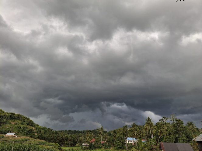 					Cuaca Ekstrem. (Foto: Berita.News/ Syarif)