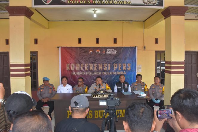 					Kapolres Bulukumba Pimpin Konferensi Pers Pengungkapan Kasus Selamat Tahun 2024. (Foto: Ist/ Humas)