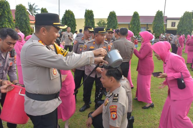 					Prosesi Siraman Air oleh Kapolres Bulukumba kepada Personel yang Naik Pangkat. (Foto: Ist/ Humas)