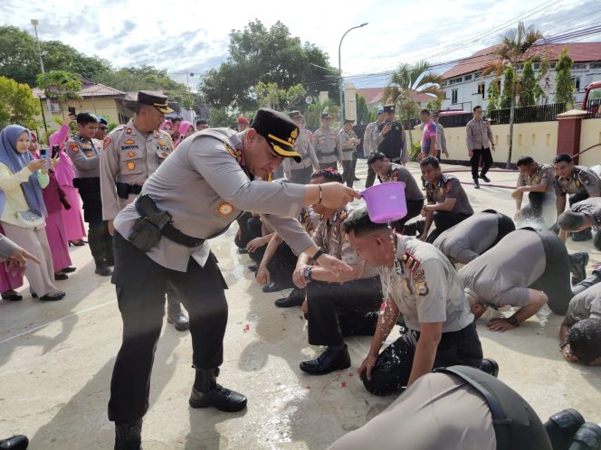 					Tradisi Siraman Air Sebagai Simbol Penyegaran dan Penghargaan. (Foto: Ist/ Humas)