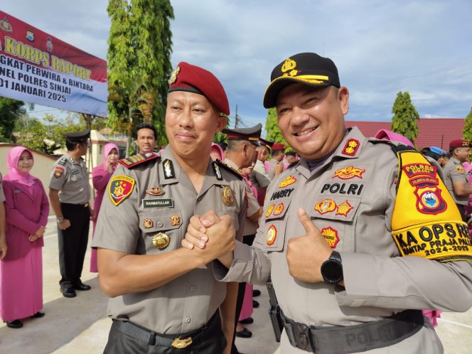 					Salam Komando Kasat Reskrim dengan Kapolres Sinjai AKBP Harty Azhar usai Upacara Korps Raport Kenaikan Pangkat. (Foto: Ist/ Humas)
