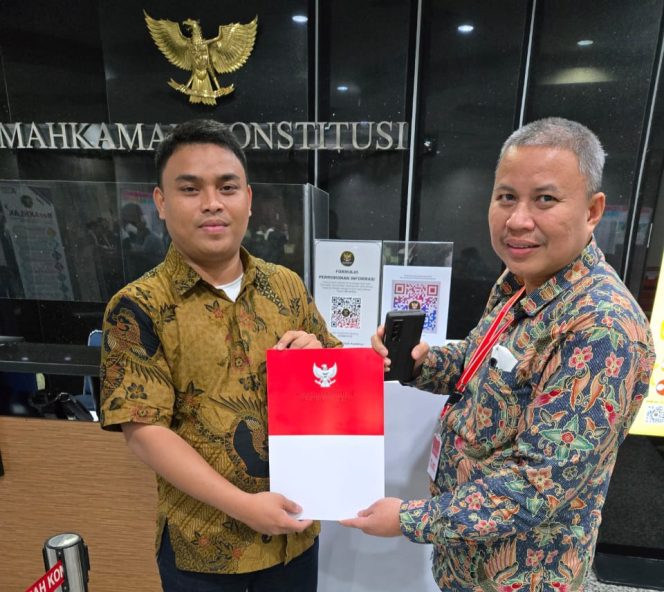 					Tim kuasa Hukum Andalan Hati Murlianto (kanan) memperlihatkan bukti pengajuan permohonan sebagai pihak terkait, di Mahkamah Konstitusi, Jakarta, Jumat (3/1/2025).  (Ist.)