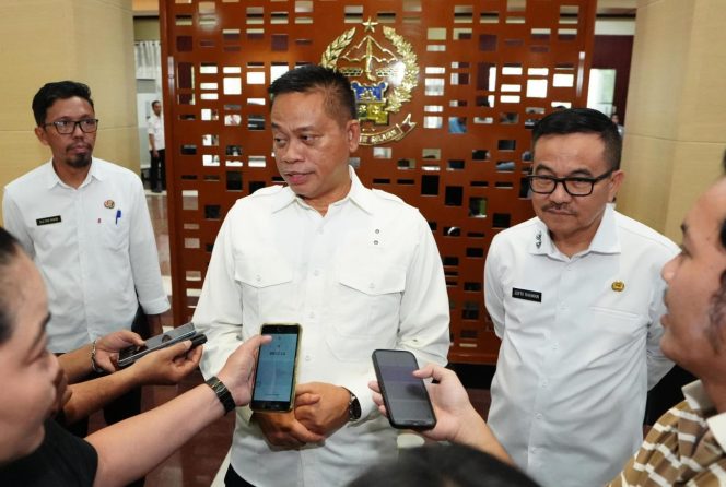 					Pj Gubernur Sulsel Prof Fadjry Djufry saat hari pertama berkantor di Gubernuran (dok. Andi Khaerul)