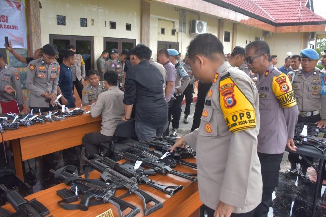 					Tim Gabungan Polda Sulsel Periksa Semua Senpi Personel Polres Bulukumba. (Foto: Ist/ Humas)