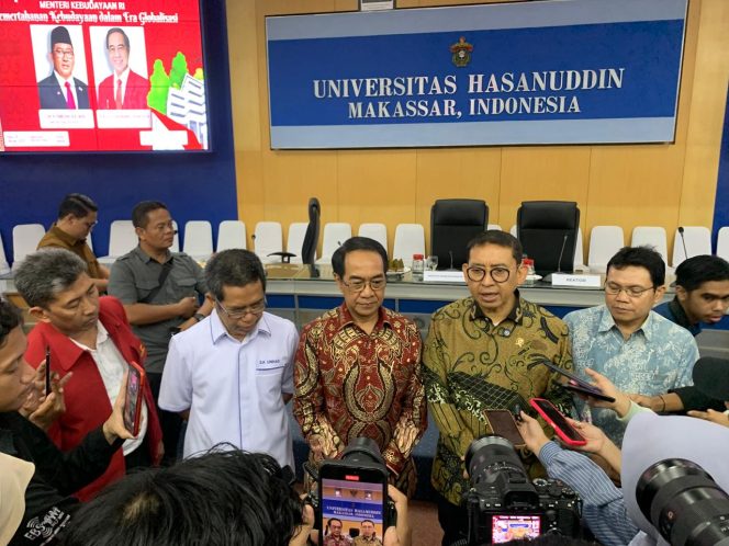 					Menteri Kebudayaan (Menbud) RI Fadly Zon didampingi Rektor UNHAS Prof Jamaluddin Jompa usai bawakan Kuliah Umum Bincang Budaya (dok.)