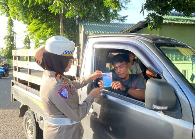 					Pembagian Selebaran Himbauan oleh Personel Satlantas Polres Parepare. (Foto: Ist/ Humas)