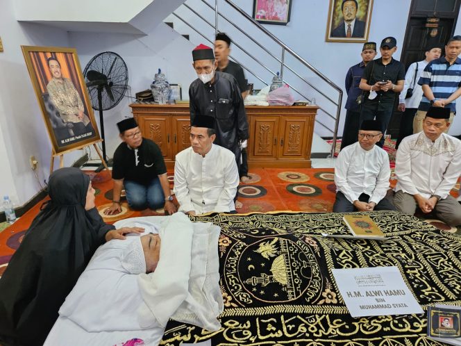 					Didampingi PJ Gubernur Sulsel, Mentan Andi Amran Melayat ke Rumah Duka Alwi Hamu