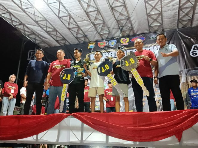 					Kapolres Sinjai Menyerahkan secara Simbolis Hadiah Utama untuk Para Juara Umum Drag Bike Championship 2025. (Foto: Ist/ Humas)