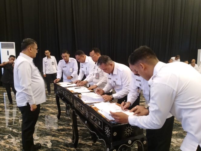 					Penandatangani Pakta Integritas dan Perjanjian Kinerja Tahun 2025 serta mencanangkan Pembangunan Zona Integritas menuju WBK dan WBBM. (Foto: Ist/ Humas)