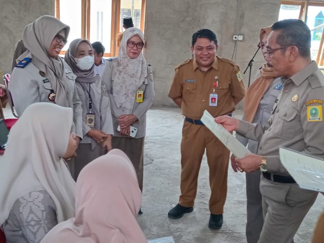 					Pj. Bupati Sinjai Serahkan Sertifikat Tanah PTSL Secara Simbolis ke Warga. (Foto: Ist/ Humas)