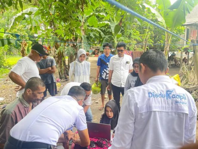 					Pelayanan Adminduk Disdukcapil Bulukumba di Halaman Rumah Warga. (Foto: Ist/ Humas)