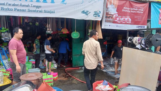 					Tim PRC Damkar Sinjai bersama Warga Setempat Malakukan Pemadaman Api. (Foto: Ist)