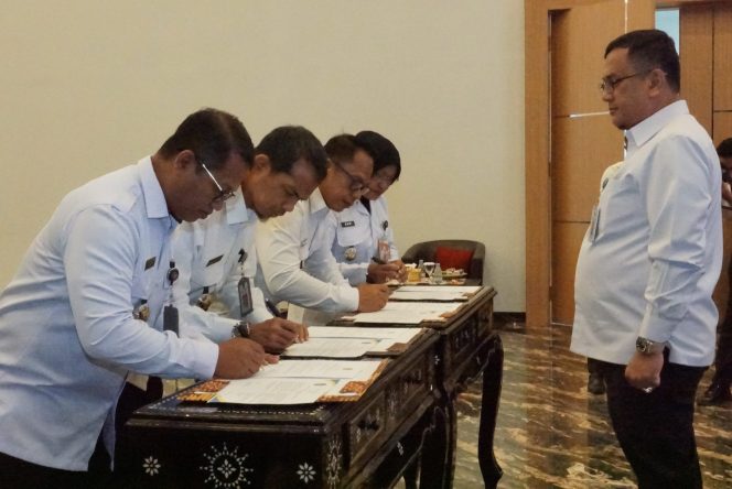 					Perjanjian Kinerja dan Komitmen Bersama Pembangunan Zona Integritas (ZI) di lingkungan Kantor Wilayah Direktorat Jenderal Pemasyarakatan Sulawesi Selatan. (Foto: Ist/ Humas)