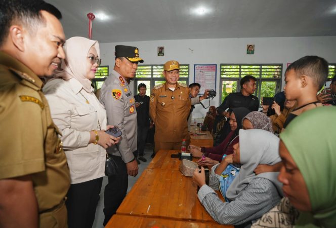 					Pj Gubernur Sulsel Prof Fadjry Djufry Bersama Kapolda, Pj Bupati Reza Faisal Saleh turun langsung memantau pelaksanaan dan sosialisasi Program Presiden RI Prabowo Subianto di Jeneponto (dok.)