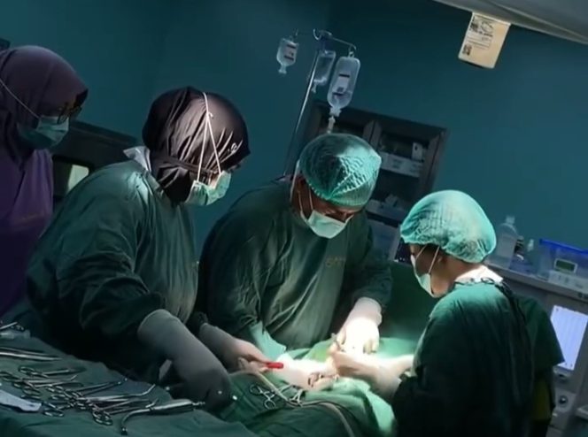 					Operasi dengan Mstode ERACS di RS HAH Parepare. (Foto: Istimewa)