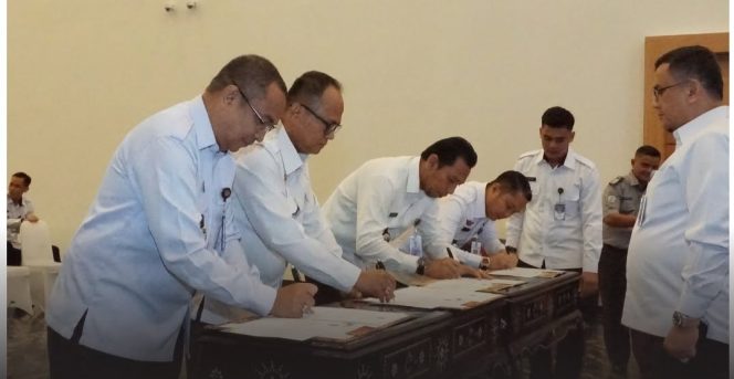 					Penandatanganan Pakta Integritas dan Perjanjian Kinerja 2025. (Foto: Ist/ Humas)